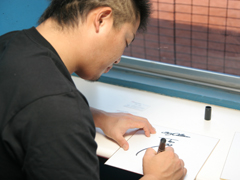 サインを書く村田選手
